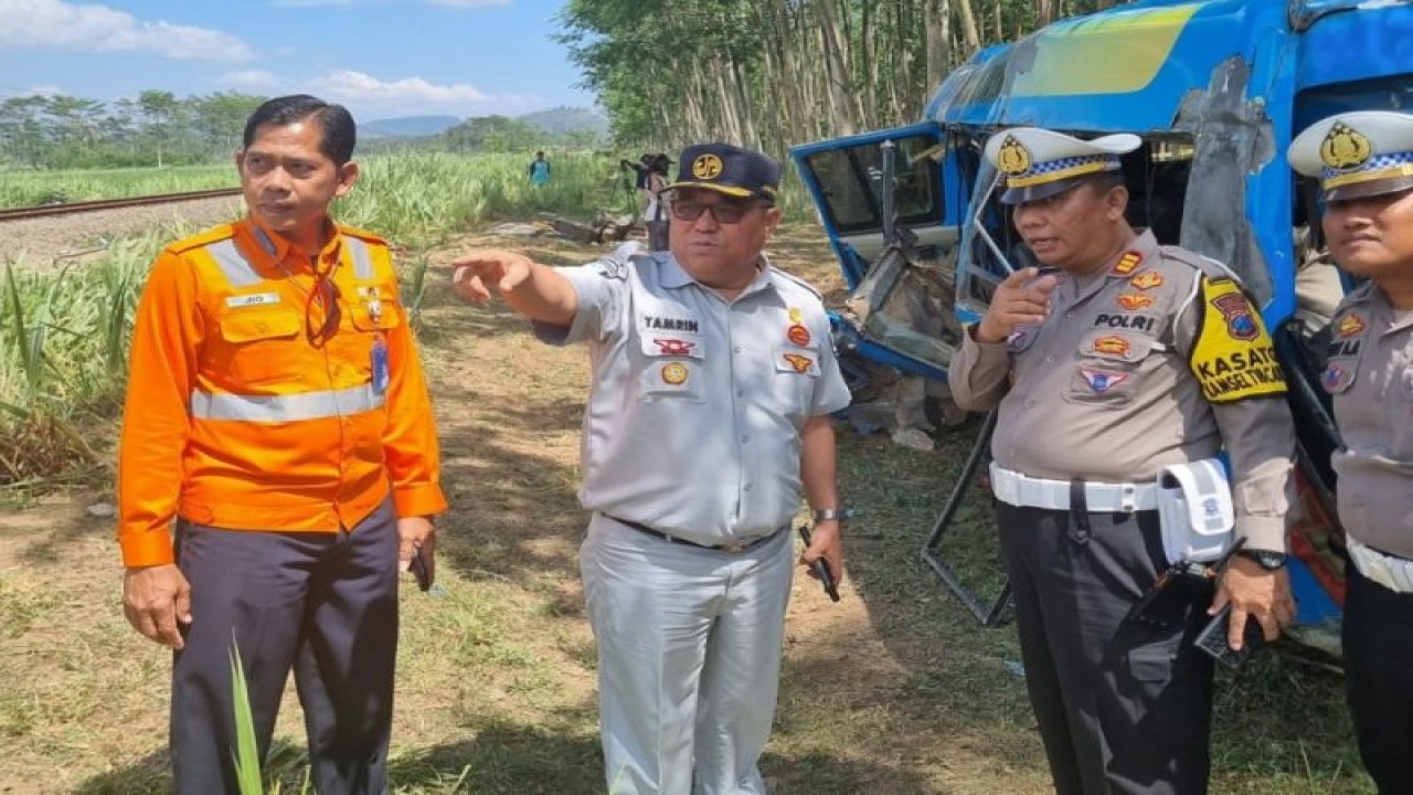 Kepala Cabang PT. Jasa Raharja Cabang Utama Jawa Timur, Tamrin Silalahi (kedua kiri) saat mengecek tempat kecelakaan maut di Lumajang. ANTARA/HO-Jasa Raharja Cabang utama Jawa Timur
