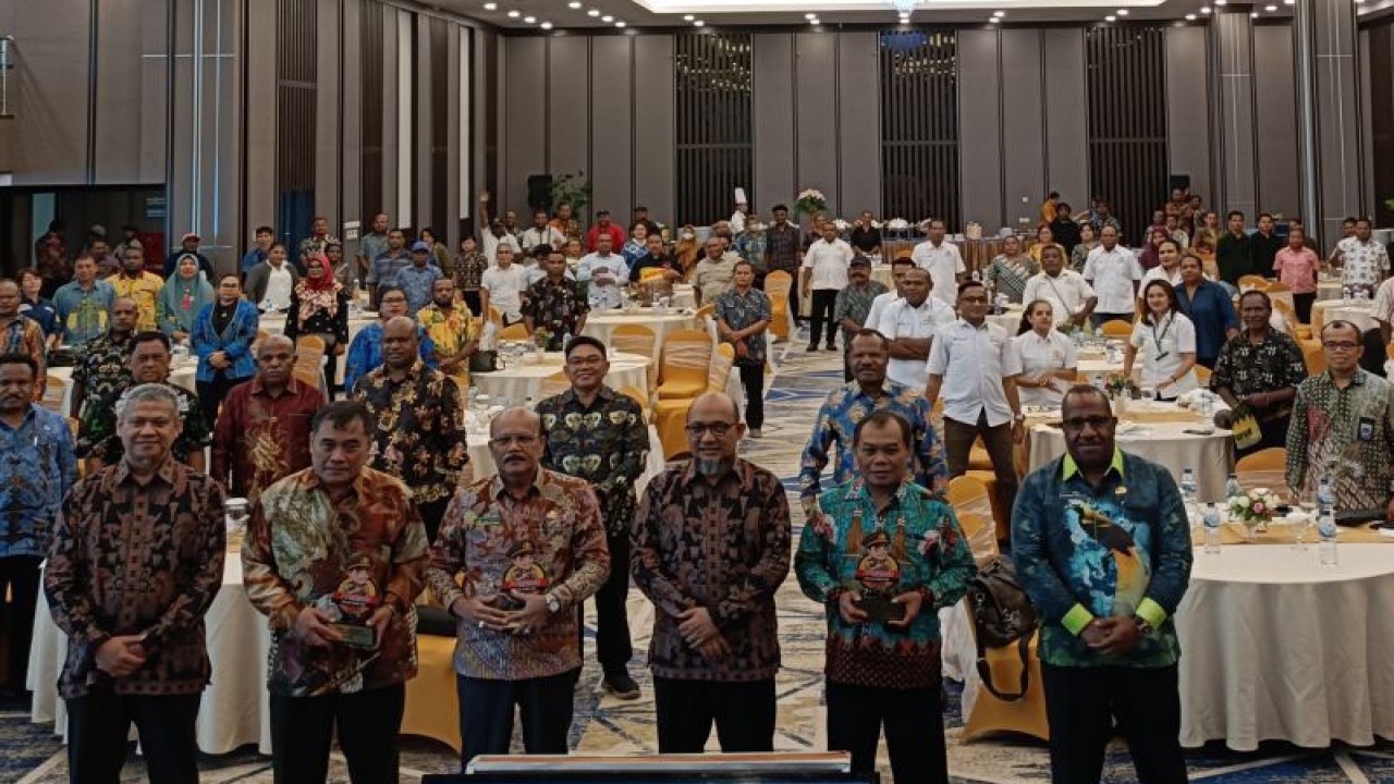 Foto bersama setelah sosialisasi pencegahan antikorupsi terkait pengadaan barang/jasa pemerintah di Kota Jayapura, Kamis (9/11) (ANTARA/Ardiles Leloltery)