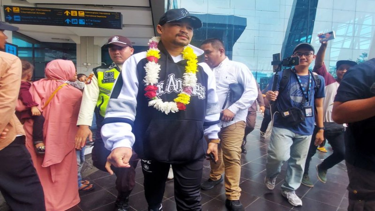 Petarung MMA asal Sumatera Utara Jeka Saragih tiba di Bandara Internasional Soekarno-Hatta Tangerang, Banten, Rabu (22/11/2023). Jeka memenangkan laga perdananya pada ajang UFC di Las Vegas Amerika Serikat. (ANTARA/Aditya Ramadhan)