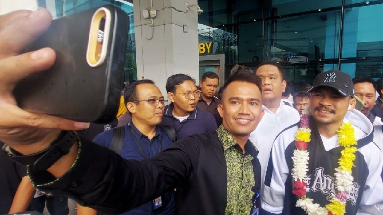 Petarung MMA asal Sumatera Utara Jeka Saragih (kanan) berfoto bersama penggemar setibanya di Bandara Internasional Soekarno-Hatta Tangerang Banten, Rabu (22/11/2023), usai berkompetisi dalam ajang UFC di Las Vegas Amerika Serikat. (ANTARA/Aditya Ramadhan)