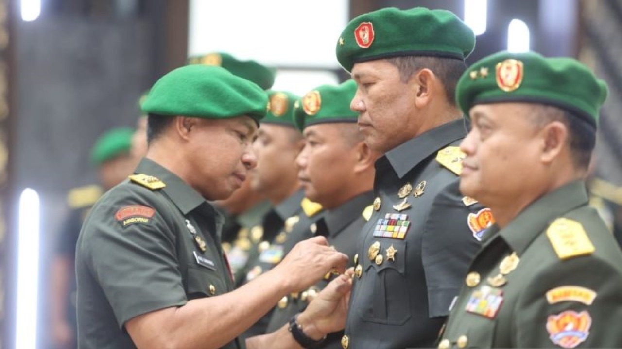 Kepala Staf TNI Angkatan Darat Jenderal TNI Agus Subiyanto (kiri) memimpin upacara serah terima jabatan TNI AD untuk posisi Kepala Pusat Zeni, Kepala Dinas Pembinaan Mental, dan Kepala Dinas Penerangan di Markas Besar TNI AD, Jakarta, Selasa (31/10/2023). ANTARA/HO-Dinas Penerangan TNI AD.
