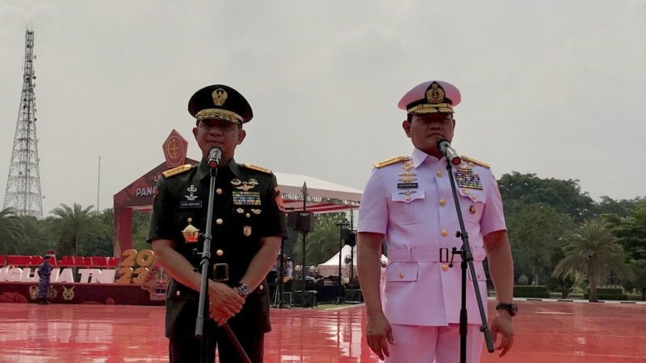 Panglima TNI Jenderal TNI Agus Subiyanto (kiri) dan Laksamana TNI Yudo Margono menjawab pertanyaan wartawan saat jumpa pers selepas upacara serah terima jabatan Panglima TNI di Plaza Mabes TNI, Jakarta, Rabu (22/11/2023). ANTARA/Genta Tenri Mawangi.