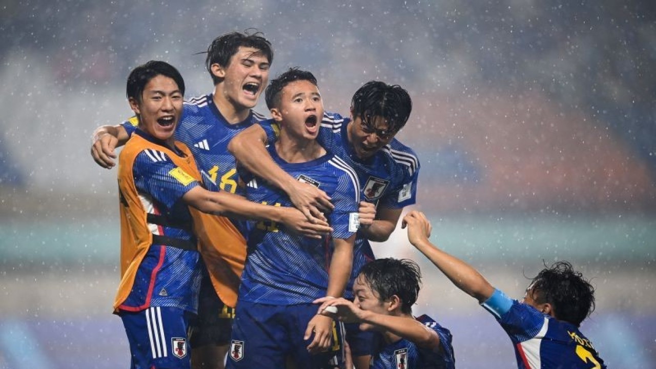 Pesepak bola Timnas Jepang Rento Takaoka (ketiga kiri) melakukan selebrasi bersama rekan-rekannya usai menjebol gawang Polandia pada pertandingan fase Grup D Piala Dunia U-17 2023 di Stadion Si Jalak Harupat, Kabupaten Bandung, Jawa Barat, Sabtu (11/11/2023). Timnas Jepang U-17 menang 1-0 atas Polandia. ANTARA FOTO/Wahyu Putro A/nz