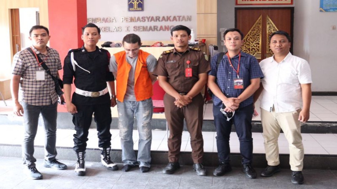 Jaksa penuntut umum mengeksekusi warga negara Prancis Jeremie Emanuel Ducrot, terpidana kasus keimigrasian, ke Lapas Semarang, Selasa (7/11/2023). ANTARA/HO-Kejari Semarang