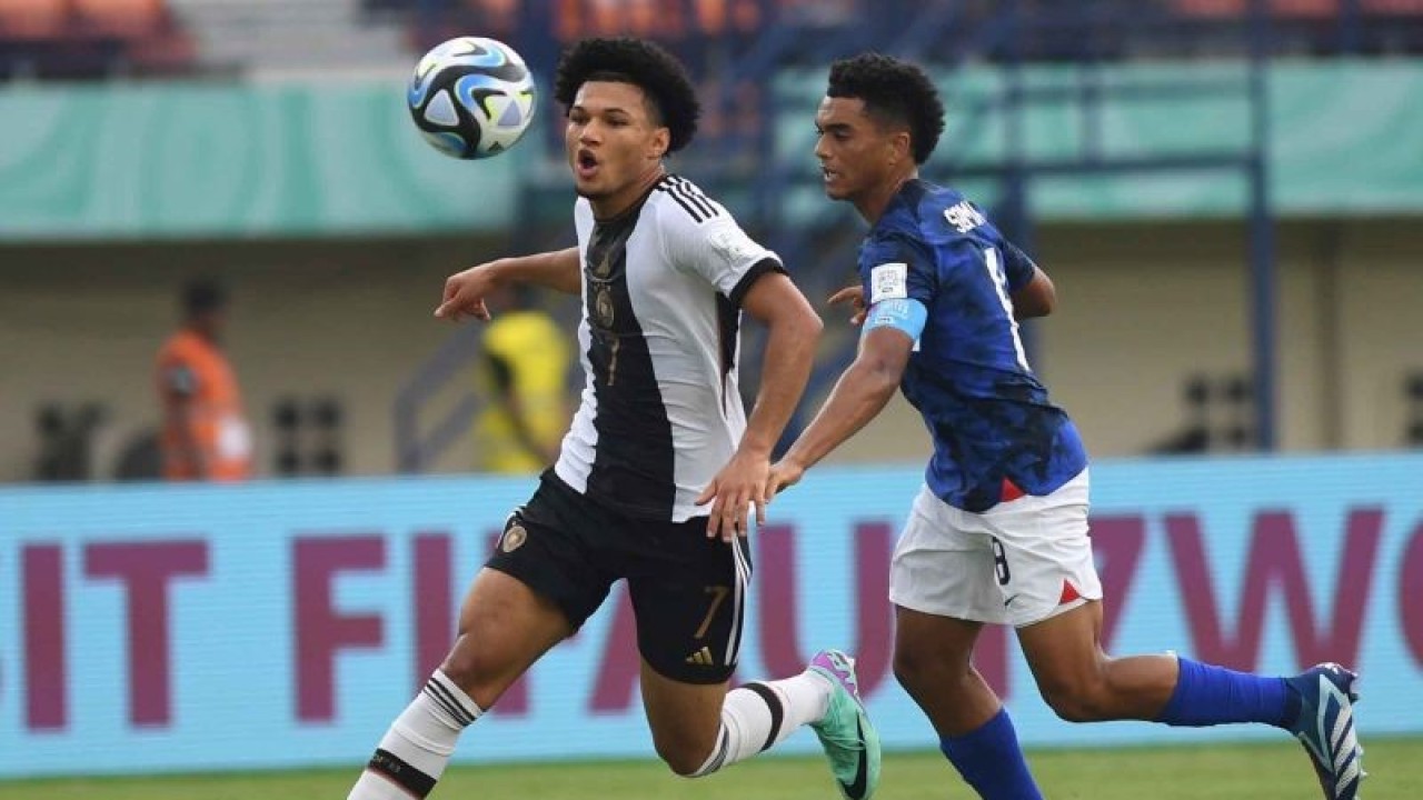 Pesepak bola Timnas Jerman Paris Brunner (kiri) berebut bola dengan pesepak bola Timnas Amerika Serikat Pedro Soma (kanan) pada pertandingan babak 16 besar Piala Dunia U-17 2023 di Stadion Si Jalak Harupat, Kabupaten Bandung, Jawa Barat, Selasa (21/11/2023). Jerman melaju ke perempat final Piala Dunia U-17 usai menang 3-2 atas AS. ANTARA FOTO/M Agung Rajasa/YU