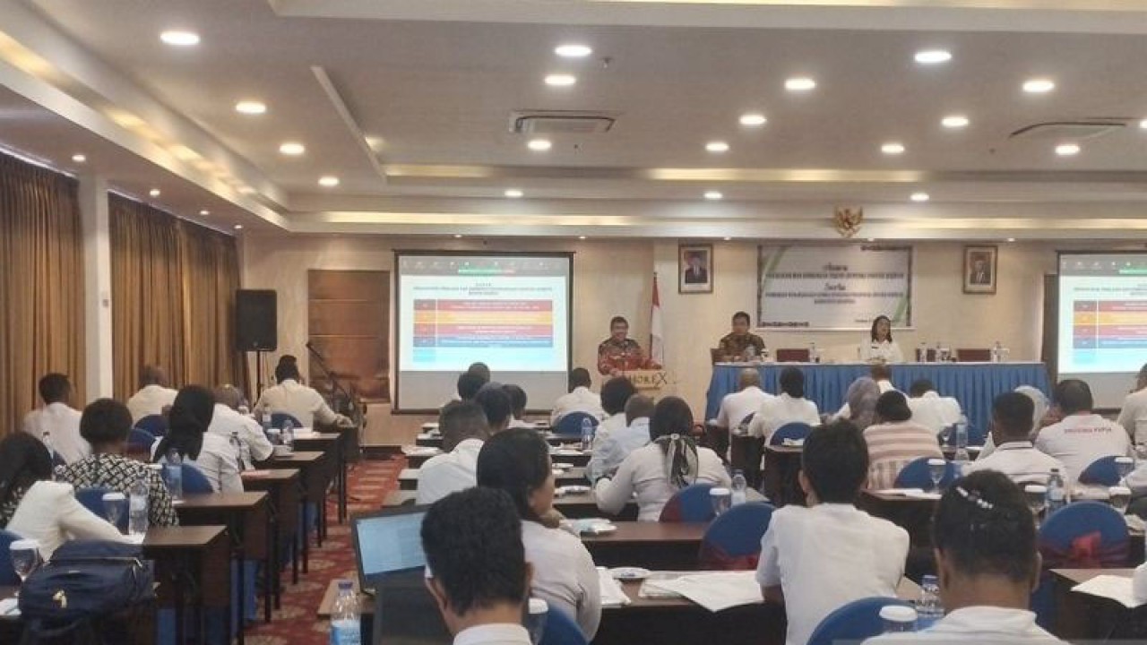 Koordinator Pusat Strategi Kebijakan Pengembangan Sumber Daya Manusia Teknologi Informasi dan Inovasi Daerah Kementerian Dalam Negeri RI Jerry Walo memberikan arahan pada Sosialisasi dan Bimtek inovasi daerah serta pemberian penghargaan lomba penulisan proposal inovasi daerah Kabupaten Jayapura, Kamis (16/11) 2023. (ANTARA/Yudhi Efendi)