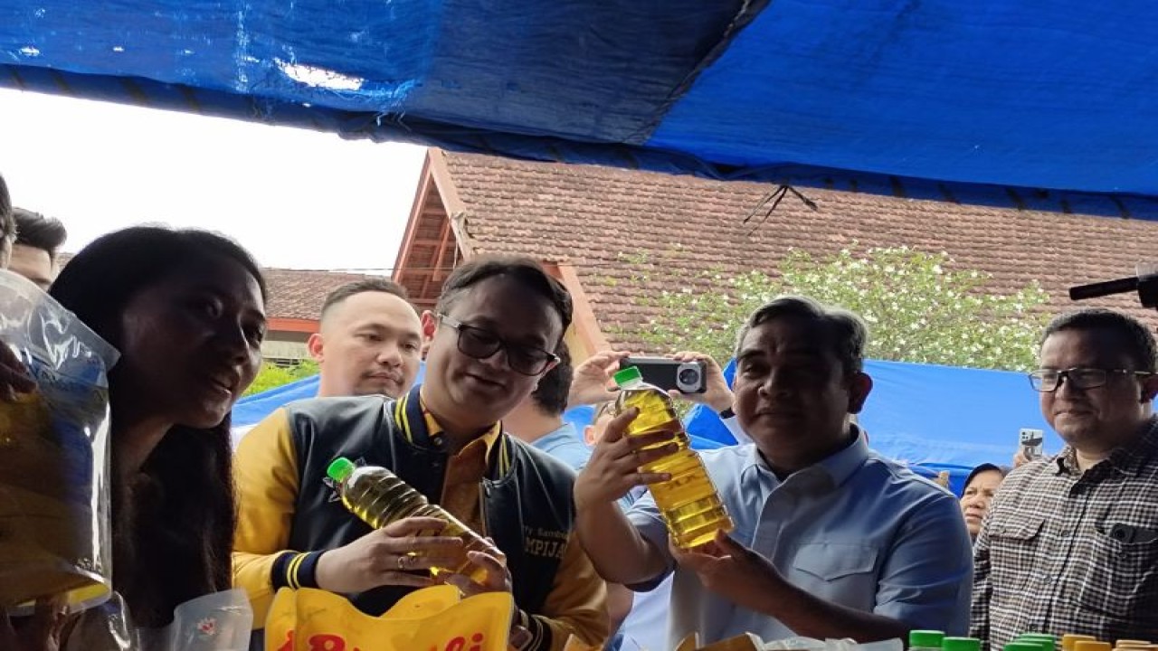 Wakil Menteri Perdagangan (Wamendag) Jerry Sambuaga saat berbincang dengan pedagang di Pasar Tradisional Natar mengenai harga pangan. Lampung Selatan, Sabtu (11/11/2023). ANTARA/Ruth Intan Sozometa Kanafi.