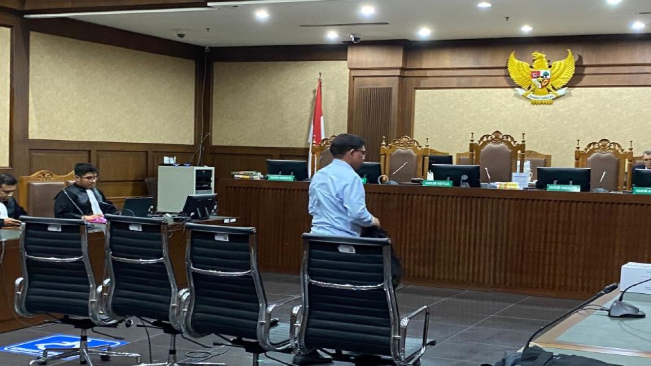 Mantan Menteri Komunikasi dan Informatika (Menkominfo) Johnny G. Plate usai membacakan nota pembelaan (pleidoi) pribadinya di Pengadilan Tindak Pidana Korupsi pada Pengadilan Negeri Jakarta Pusat, Rabu (1/11/2023). (ANTARA/Fath Putra Mulya)