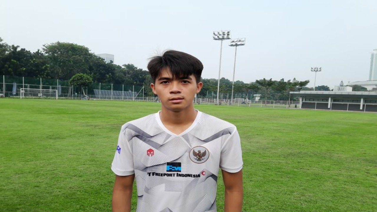 Pemain gelandang tim nasional Indonesia U-17 Ji Da Bin saat diwawancarai pewarta usai menjalani sesi latihan timnas Indonesia U-17 di Lapangan A, komplek Stadion Gelora Bung Karno, Jakarta, Kamis (27/7/2023). (ANTARA/FAJAR SATRIYO)