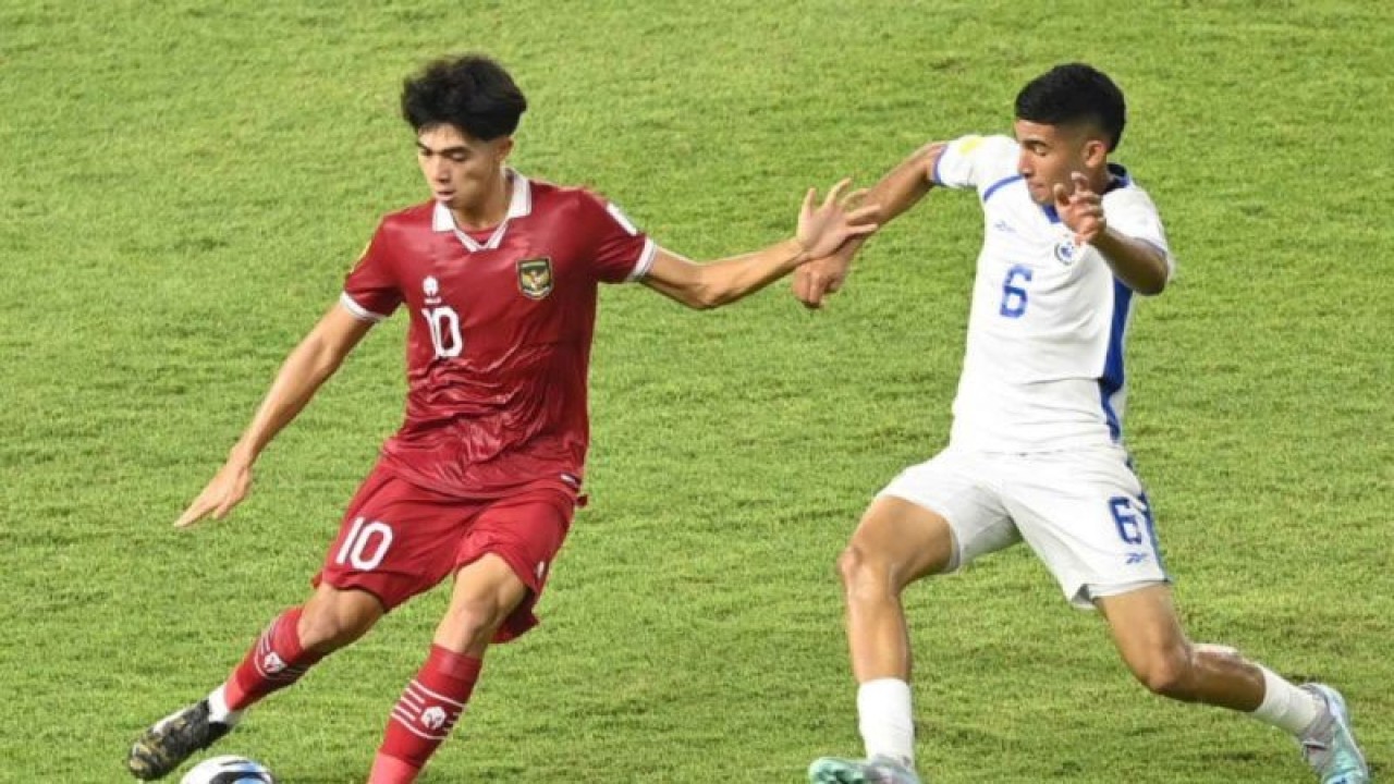 Pesepak bola Timnas Indonesia Ji Da Bin (kiri) berebut bola dengan pesepak bola Timnas Panama Anel Ryce (kanan) dalam pertandingan penyisihan Grup A Piala Dunia U-17 2023 di Stadion Gelora Bung Tomo di Stadion Gelora Bung Tomo (GBT), Surabaya, Jatim, Surabaya, Jawa Timur, Senin (13/11/2023). (ANTARA FOTO/Aditya Pradana Putra/nym.)