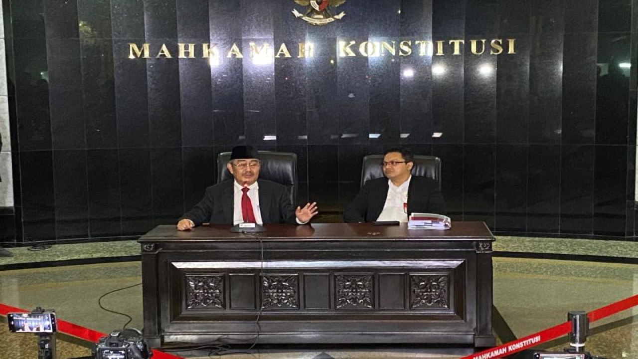 Ketua Majelis Kehormatan Mahkamah Konstitusi (MKMK) Jimly Asshiddiqie (kiri) saat konferensi pers usai pembacaan putusan MKMK di Gedung MK RI, Jakarta, Selasa (7/11/2023) malam. ANTARA/Fath Putra Mulya