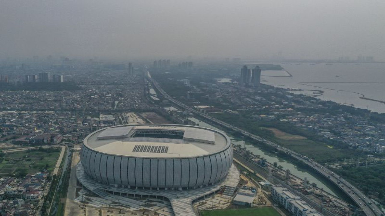 Foto udara Jakarta International Stadium (JIS) yang akan menjadi tempat pertandingan babak penyisihan Grup E Piala Dunia U-17 2023. ANTARA FOTO/Galih Pradipta/foc.