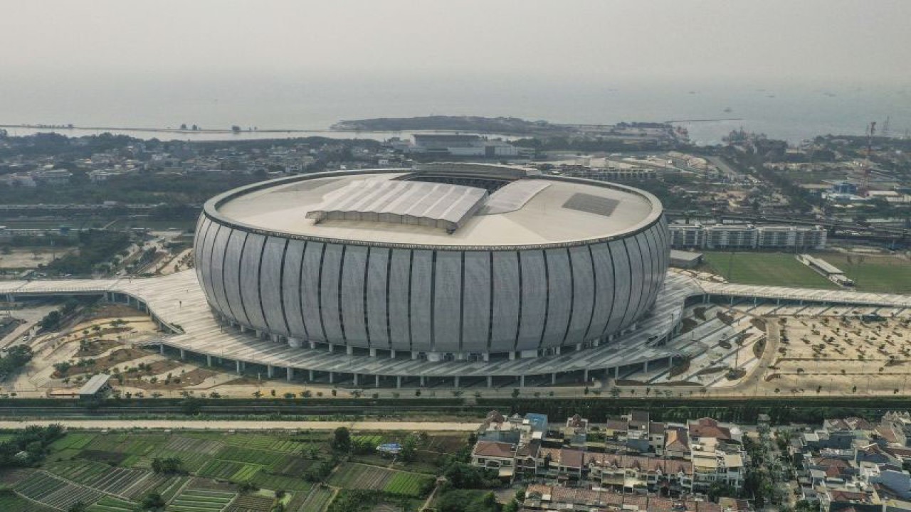 Foto udara Jakarta International Stadium (JIS) berlangsung di Tanjung Priok, Jakarta, Jumat (11/8/2023). . ANTARA FOTO/Galih Pradipta/foc. (ANTARA FOTO/GALIH PRADIPTA)