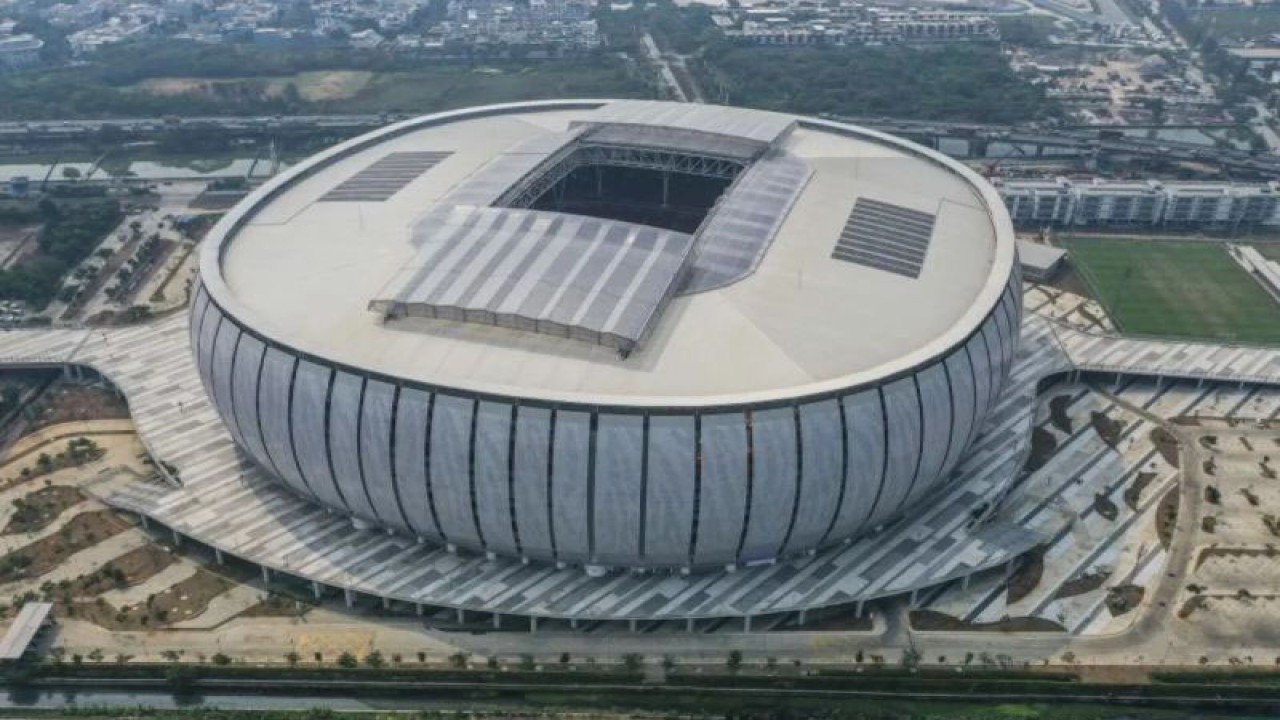 Foto udara Jakarta International Stadium (JIS) berlangsung di Tanjung Priok, Jakarta, Jumat (11/8/2023). ANTARA FOTO/Galih Pradipta/foc.