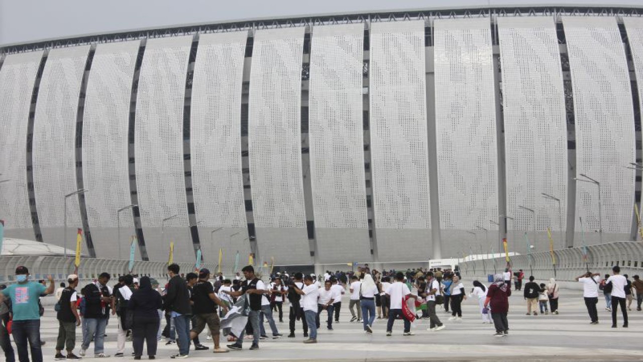 Sejumlah warga memasuki kawasan Jakarta International Stadium (JIS) untuk menyaksikan pertandingan Grup C Piala Dunia U-17 2023 di Jakarta, Sabtu (11/11/2023). Pertandingan antara Timnas Inggris dan Kaledonia Baru menjadi laga pembuka di stadion berkapasitas 82.000 penonton itu. ANTARA FOTO/Hana Dewi Kirana/app/nz