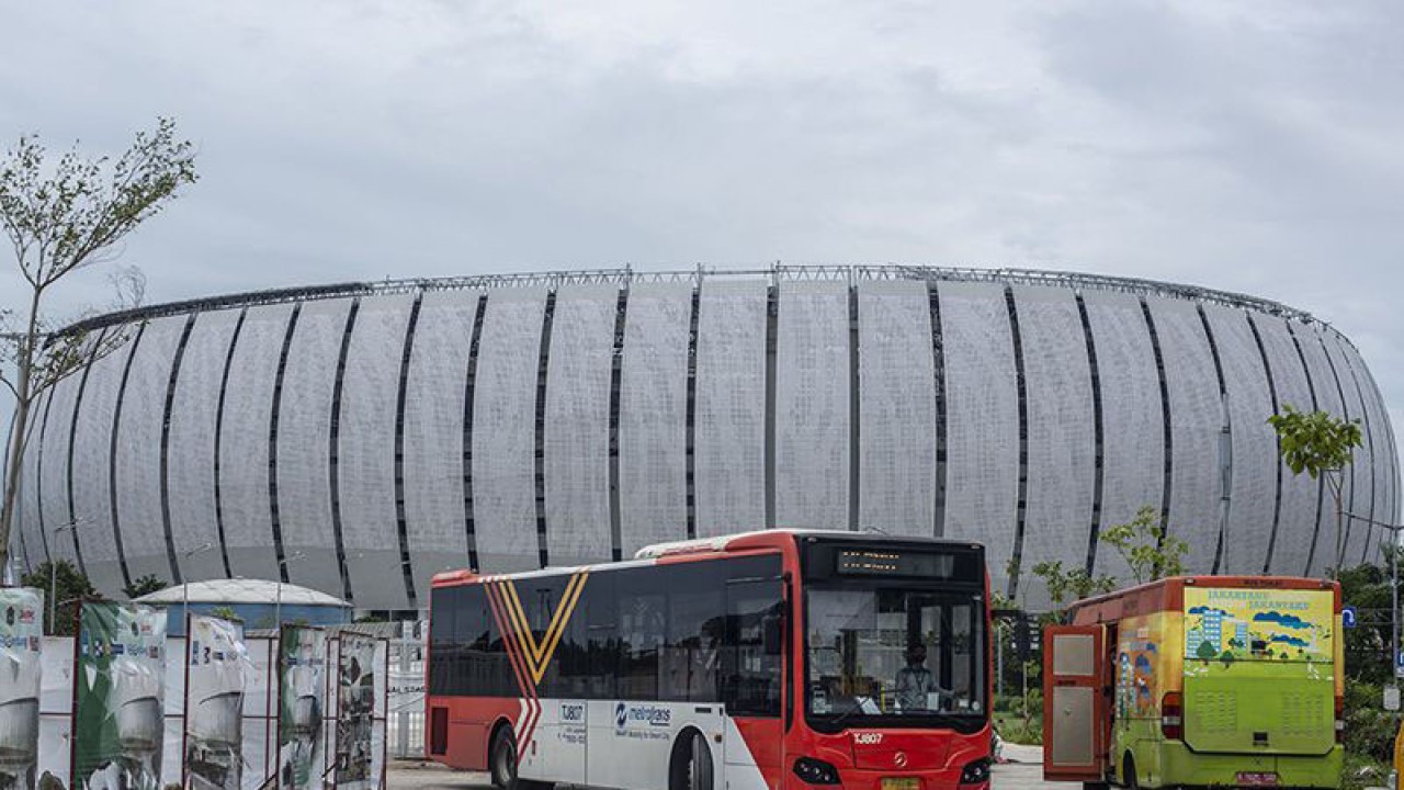 Arsip Foto - Bus Metrotrans melintas di kawasan Halte Jakarta International Stadium (JIS), Jakarta, Selasa (1/3/2022). ANTARA FOTO/Aprillio Akbar/rwa/aa.