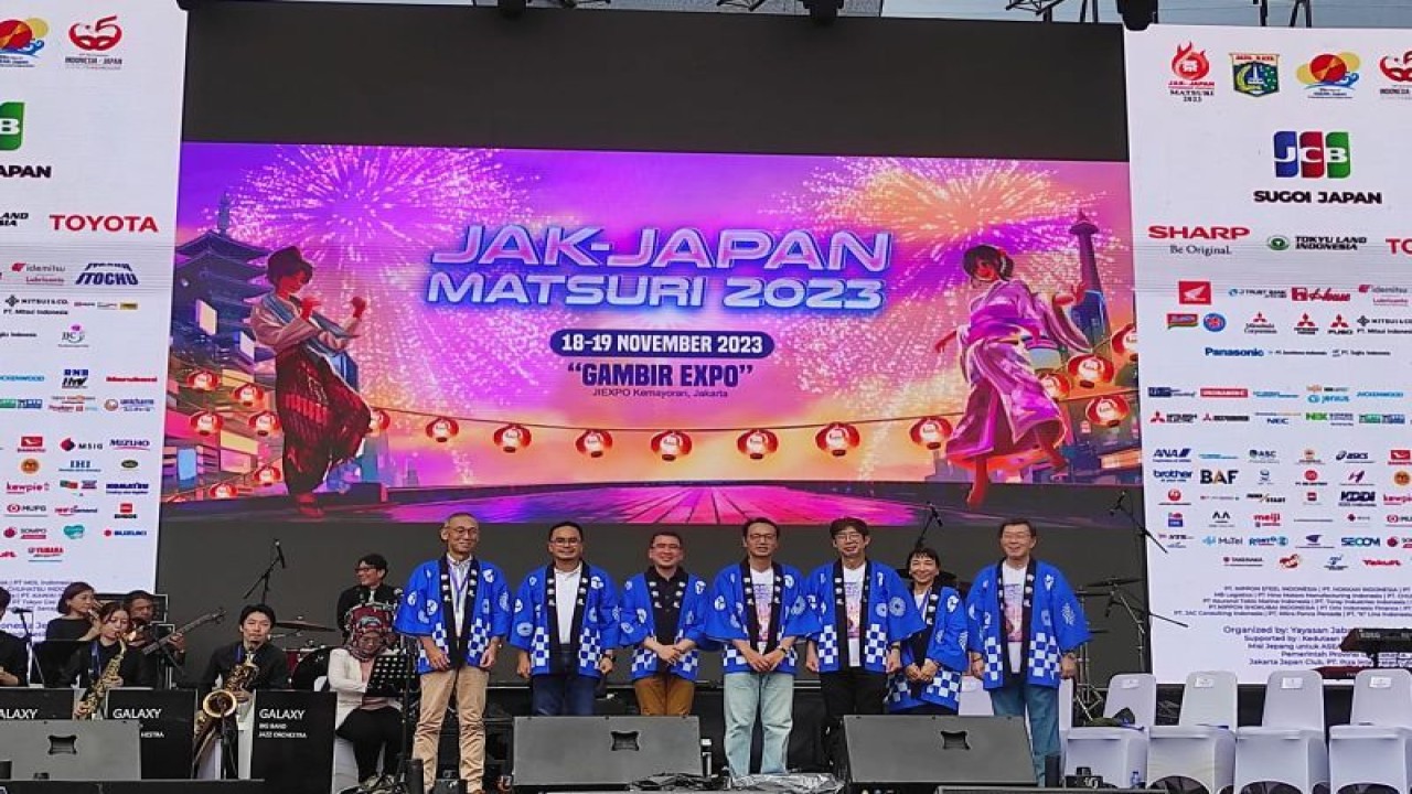 Duta Besar Jepang untuk Indonesia Kanasugi Kenji (tengah) berfoto bersama sejumlah pejabat DKI Jakarta pada acara Jak-Japan Matsuri (JJM) 2023 di Jakarta pada Sabtu (18/11/2023). (Asri Mayang Sari (ANTARA))