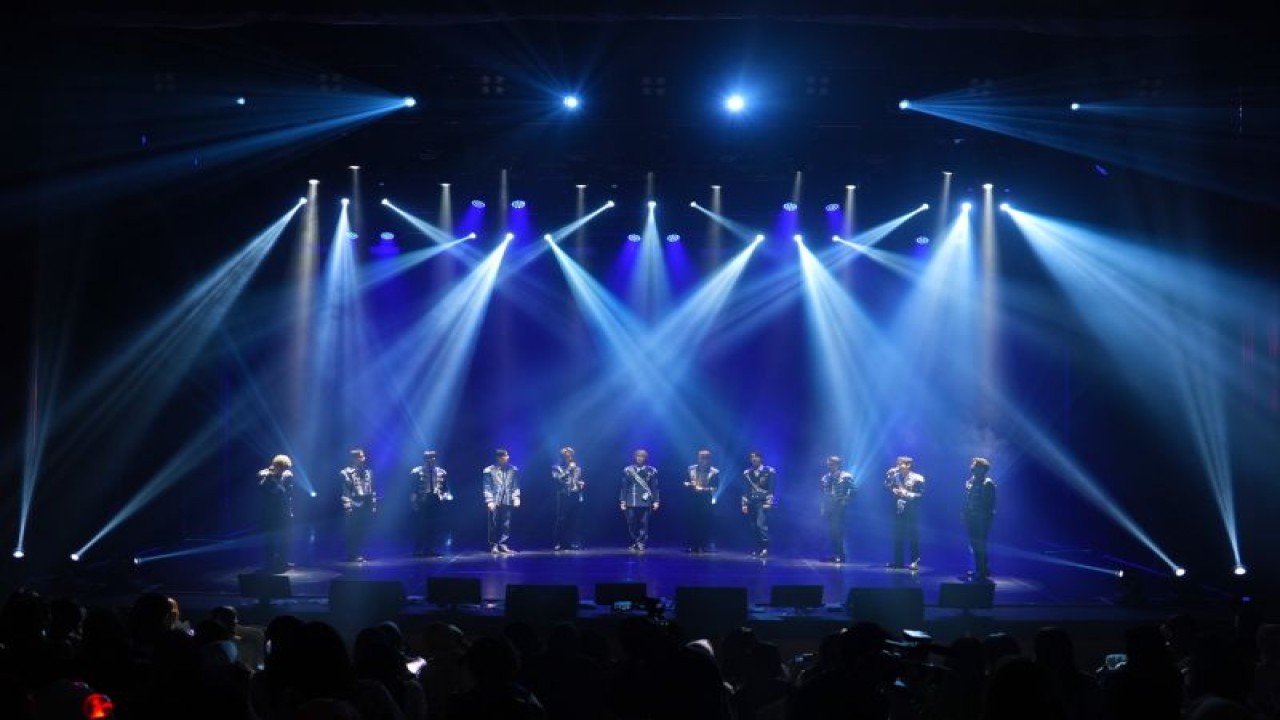 Grup idola J-pop JO1 saat tampil dalam konser bertema "BEYOND THE DARK - LIMITED EDITION" di Jakarta pada Rabu (1/11/2023) malam. Ini menjadi konser pertama mereka di Indonesia sekaligus pembuka tur konser Asia perdana. (ANTARA/X/@official_jo1)