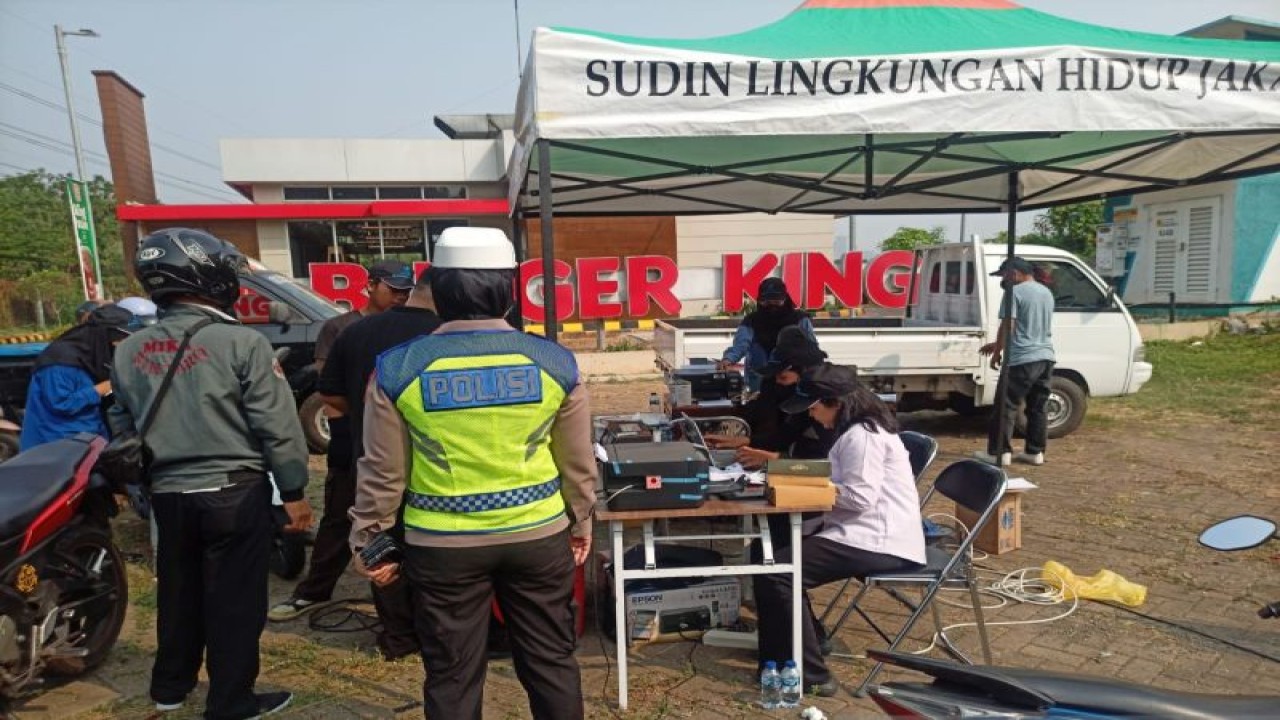 Uji emisi di Jalan Joglo Raya, Joglo, Kembangan, Jakarta Barat dalam rangka mengurangi polusi udara, Kamis (2/10/2023). ANTARA/Risky Syukur