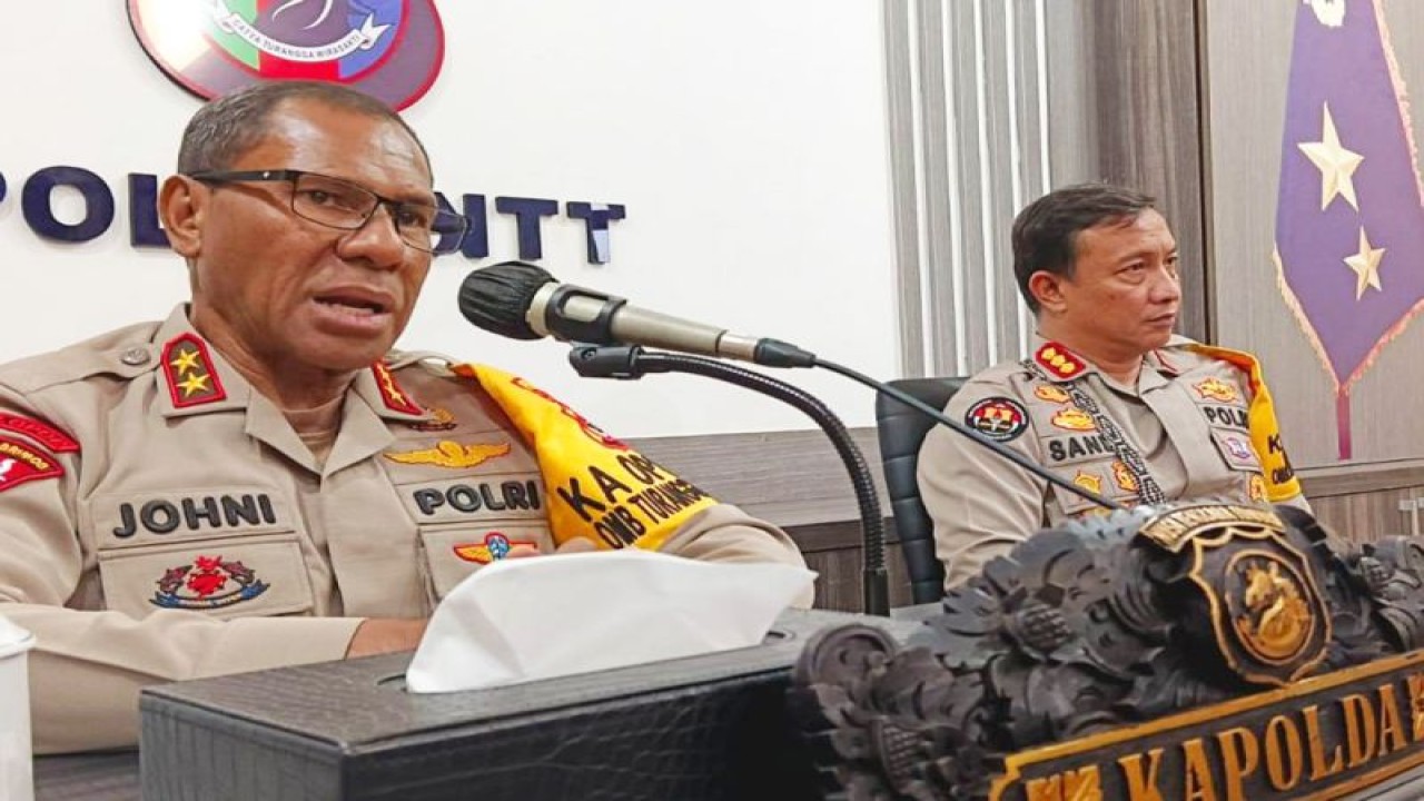 Kapolda NTT Irjen Pol Johanis Asadoma (Kiri) didampingi Kabid Humas Polda NTT Kombes Pol Ariasandy memberikan keterangan kepada wartawan di Mapolda NTT, Senin (27/11). ANTARA/Kornelis Kaha