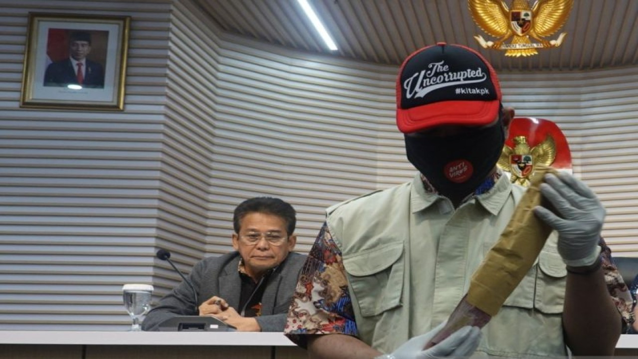 Wakil Ketua KPK Johanis Tanak (kiri) saat menghadiri saat konferensi pers pengungkapan dugaan kasus suap proyek pengadaan jalan provinsi Kalimantan Timur, di Gedung Merah Putih KPK, Jakarta, Sabtu dini hari (25/11/2023). (ANTARA/Aprillio Abdullah Akbar)