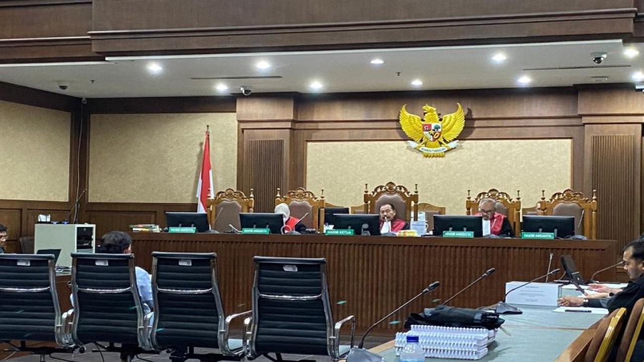 Mantan Menteri Komunikasi dan Informatika (Menkominfo) Johnny G. Plate membacakan nota pembelaan (pleidoi) pribadinya di Pengadilan Tindak Pidana Korupsi pada Pengadilan Negeri Jakarta Pusat, Rabu (1/11/2023). (ANTARA/Fath Putra Mulya)