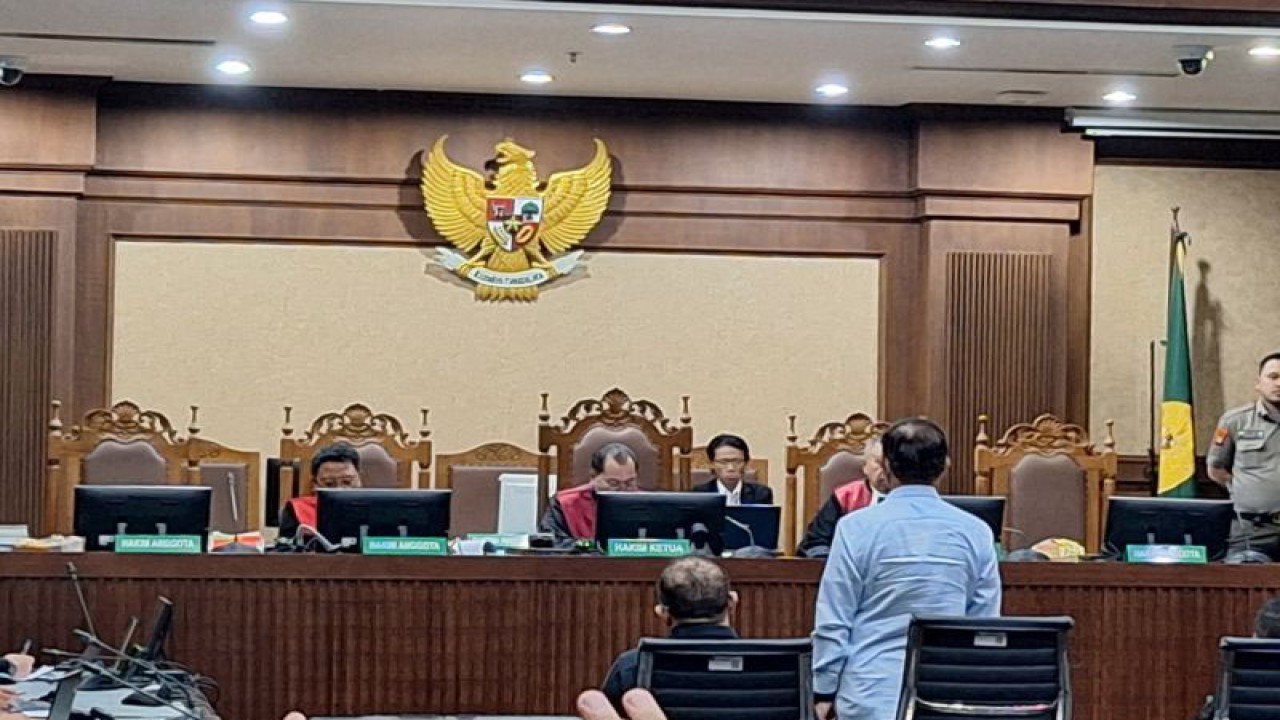 Majelis Hakim Tipikor Jakarta vonis Johnny G Plate 15 tahun penjara dalam kasus korupsi pengadaan infrastruktur BTS 4G dalam sidang putusan di Pengadilan Tipikor pada Pengadilan Negeri Jakarta Pusat, Rabu (8/11/2023). ANTARA/Fianda Sjofjan Rassat