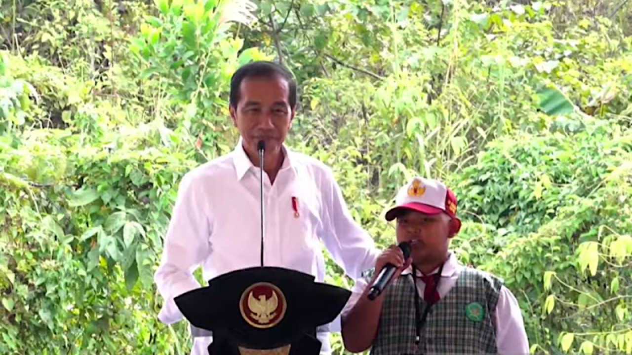 Tangkapan layar - Presiden Joko Widodo saat menghadiri peletakan batu pertama (groundbreaking) revitalisasi SD Negeri 020 Sepaku, Kalimantan Timur, Rabu (1/11/2023). (ANTARA/Indra Arief)