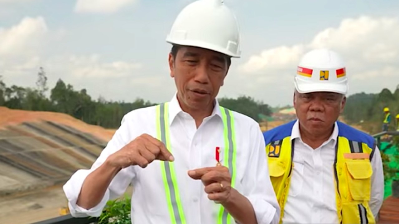 Tangkapan layar - Presiden Joko Widodo (Jokowi) saat memberikan keterangan setelah meninjau Proyek Jalan Tol, IKN, Kalimantan Timur, Rabu (1/11/2023). (ANTARA/Indra Arief)