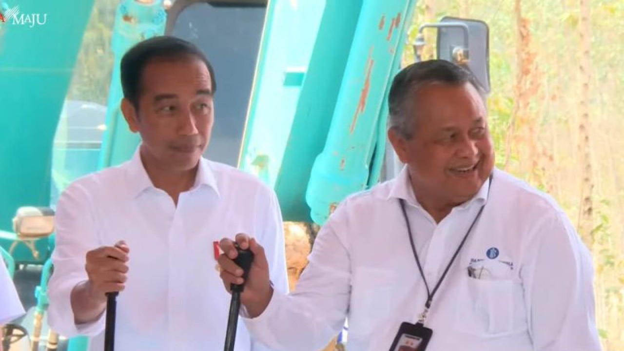 Tangkapan layar - Presiden Joko Widodo didampingi Gubernur Bank Indonesia Perry Warjiyo (kanan) meresmikan peletakan batu pertama pembangunan kompleks perkantoran Bank Indonesia di Ibu Kota Nusantara, Kalimantan Timur, Kamis (2/11/2023). (ANTARA/Rangga Pandu Asmara Jingga)