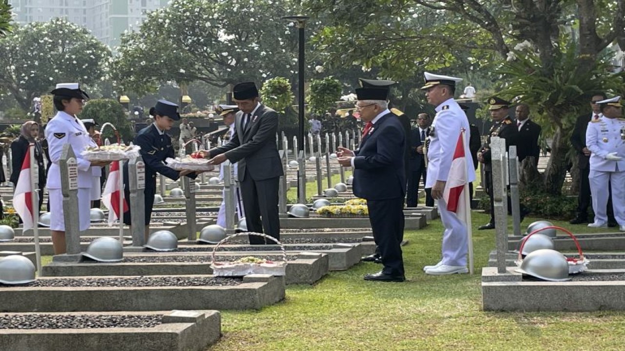 Presiden Joko Widodo dan Wakil Presiden Ma’ruf Amin menaburkan bunga di pusara para pahlawan usai upacara peringatan Hari Pahlawan di TMP Kalibata, Jakarta, Jumat (10/11/2023). (ANTARA/Yashinta Difa)