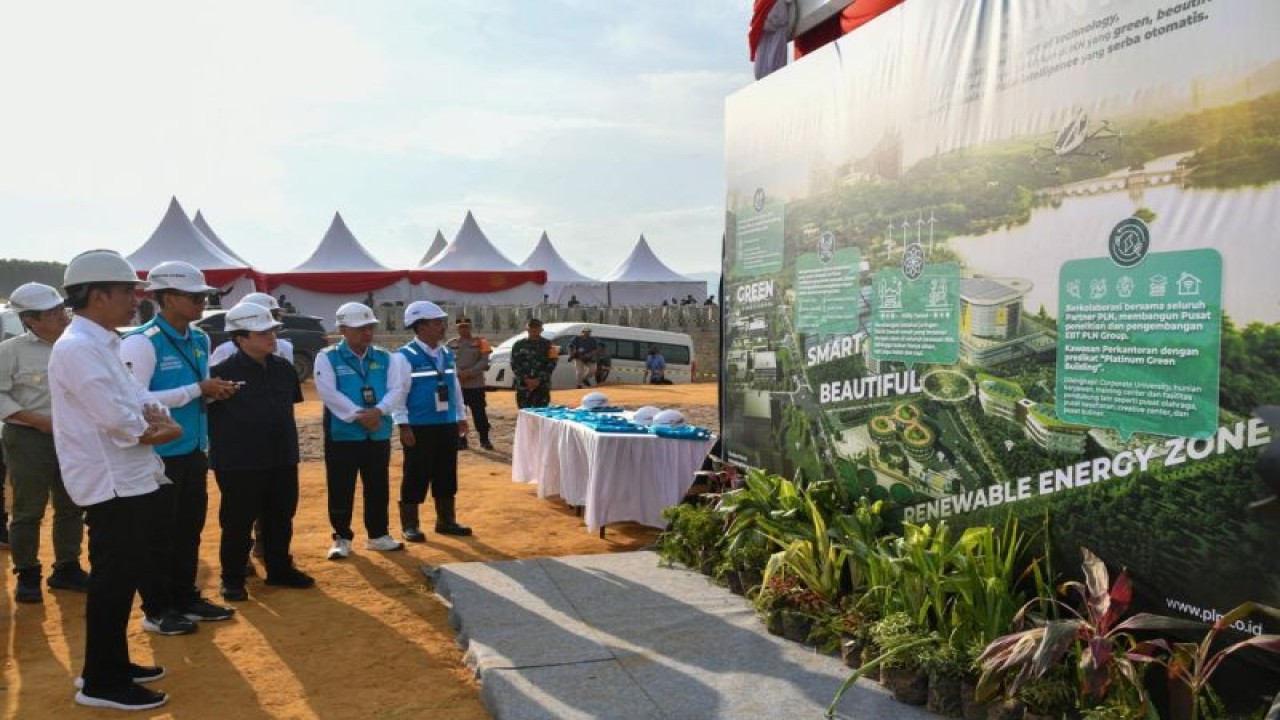 Direktur Utama PLN Darmawan Prasodjo (ketiga dari kiri) saat memaparkan konsep kelistrikan IKN yang berbasis state of art technology kepada Presiden RI Joko Widodo (kedua dari kiri). ANTARA/HO-PLN UID Kalselteng/BPMI Setpres.