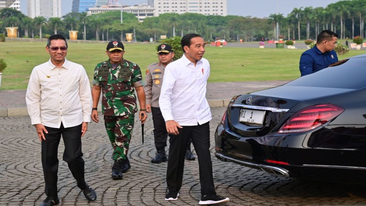 Presiden Joko Widodo bertolak ke Purwakarta, Jawa Barat, Kamis (9/11/2023), untuk meresmikan Pembangkit Listrik Tenaga Surya (PLTS) Terapung Cirata 192 Megawatt Peak (MWp). ANTARA/HO-Biro Pers Sekretariat Presiden/Muchlis Jr.