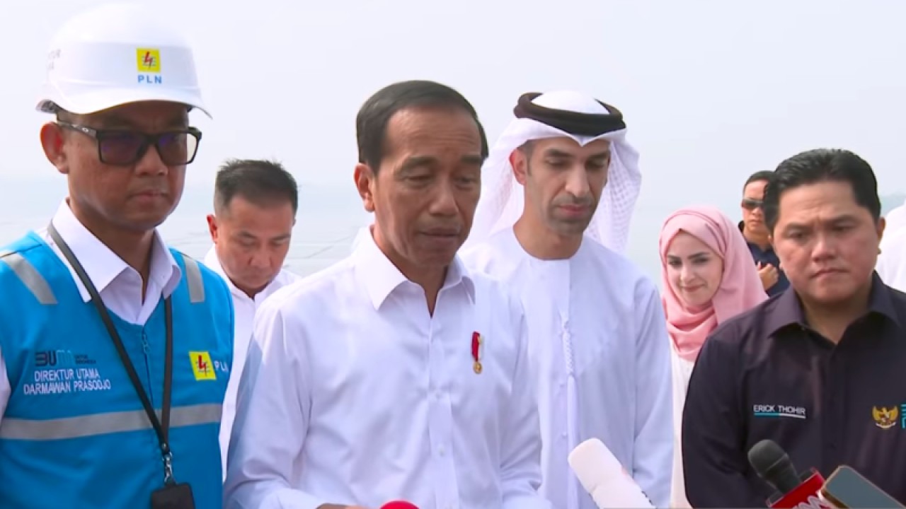 Tangkapan layar - Presiden Joko Widodo (kedua kiri) memberikan keterangan setelah meresmikan PLTS Terapung Cirata, Purwakarta, Jawa Barat, Kamis (9/11/2023). ANTARA/Indra Arief Pribadi
