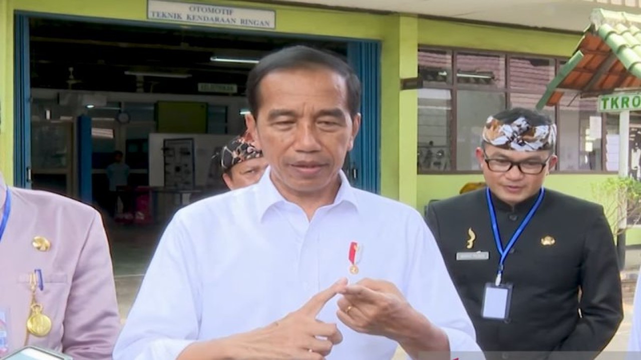 Tangkapan layar Presiden RI Joko Widodo usai meninjau SMKN 1 Purwakarta, Jawa Barat, Kamis (9/11/2023). ANTARA/Rangga Pandu Asmara Jingga