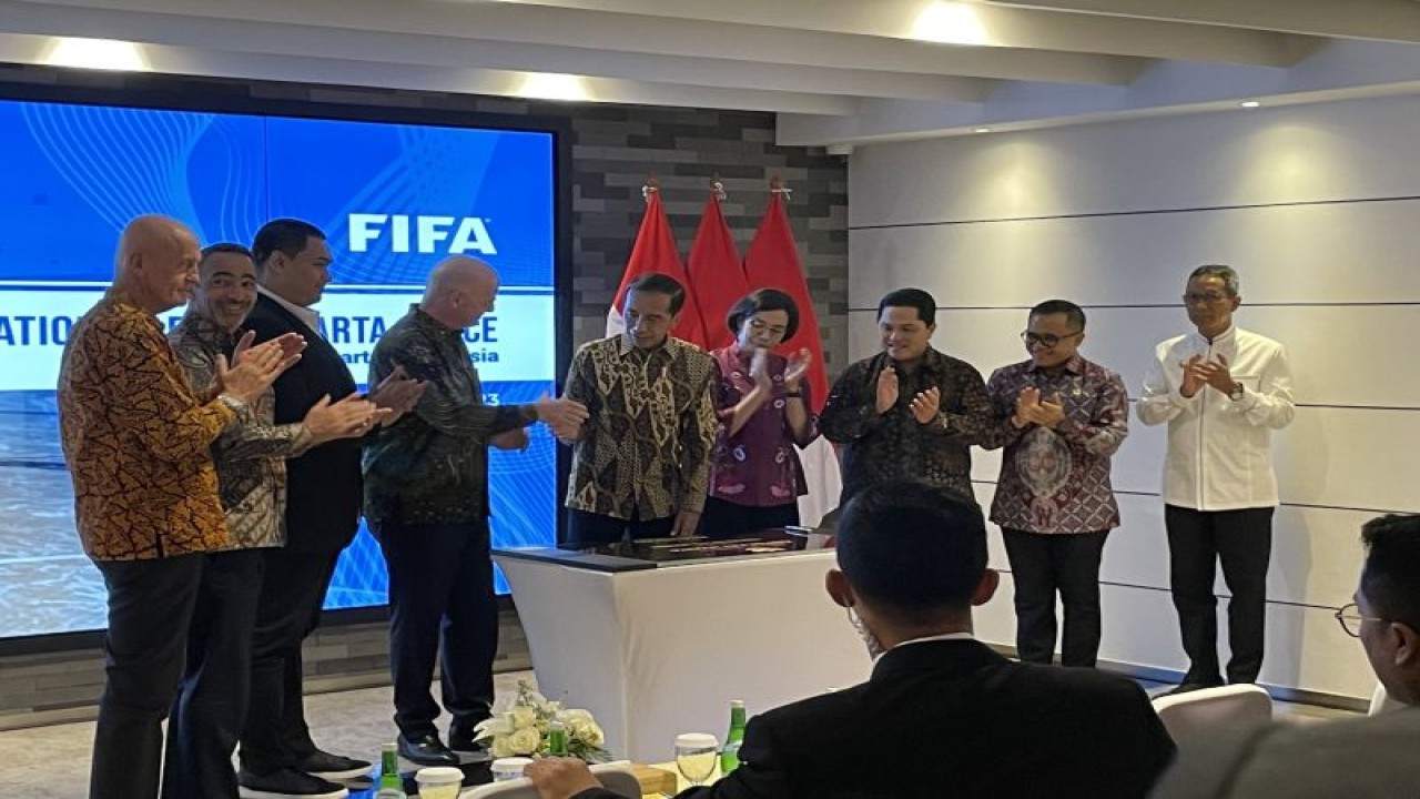 Presiden Joko Widodo meresmikan pembukaan Kantor FIFA di Jakarta pada Jumat (10/11/2023). (ANTARA/Yashinta Difa)