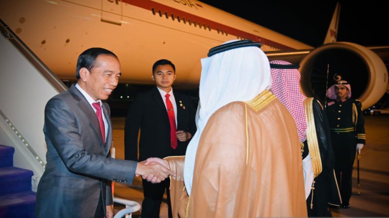 Presiden Joko Widodo (Jokowi) tiba di Bandara Internasional King Khalid, Riyadh, Arab Saudi, Sabtu (11/10/2023), pukul 04.40 waktu setempat, setelah menempuh perjalanan selama kurang lebih 11 jam dari Indonesia. (ANTARA/HO-Biro Pers Sekretariat Presiden/Laily Rachev)