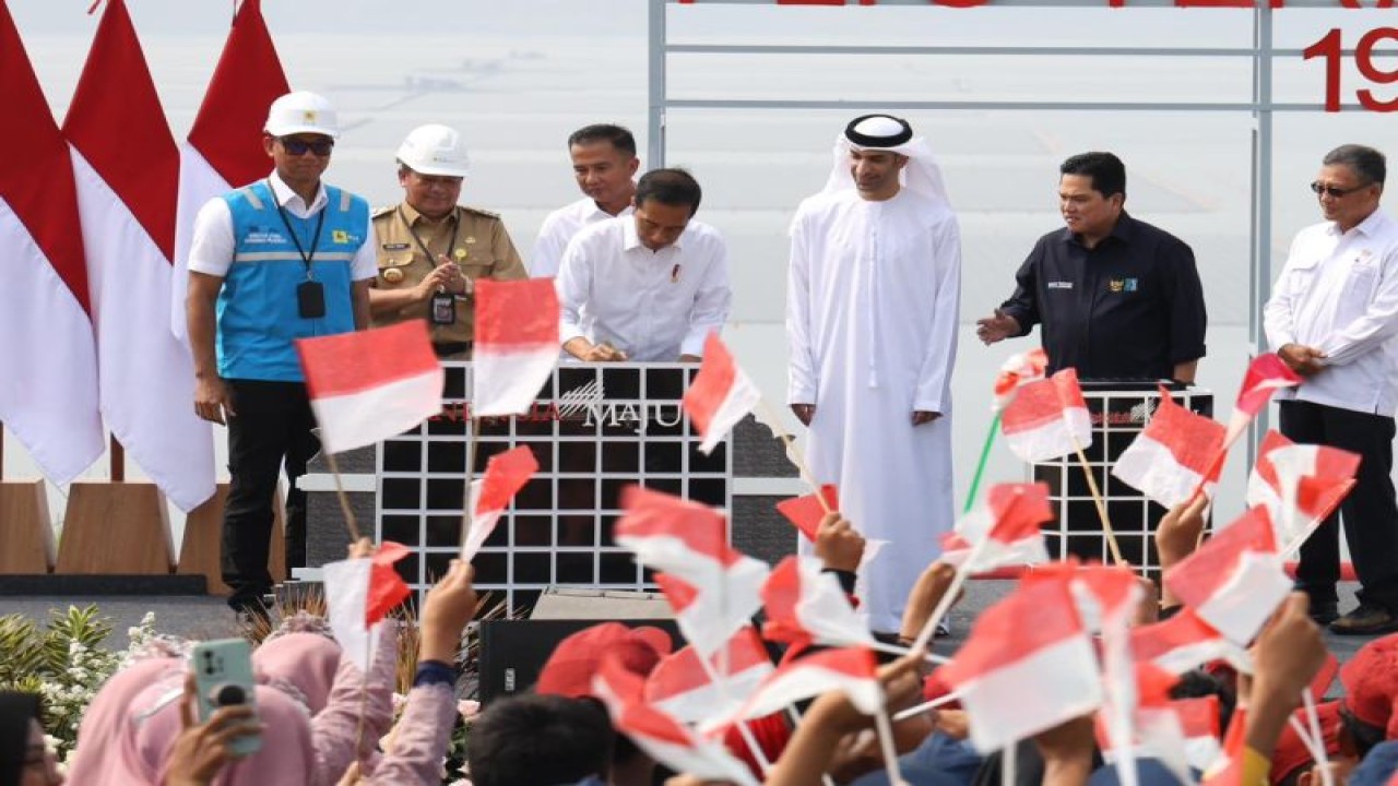 Presiden Joko Widodo (tengah) saat meresmikan Pembangkit Listrik Tenaga Surya (PLTS) Terapung Cirata di Purwakarta, Jawa Barat, Kamis (9/11/2023). ANTARA/HO-PT PLN