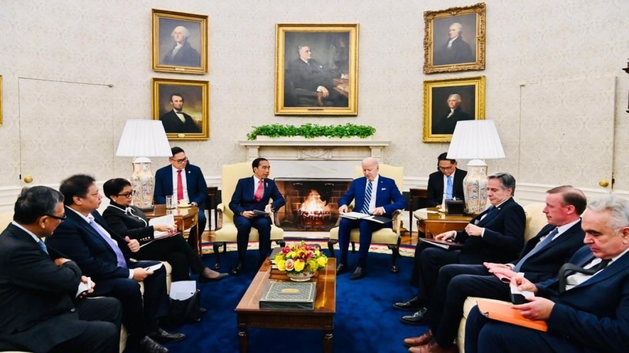 Presiden Jokowi melakukan pertemuan dengan Presiden Amerika Serikat (AS) Joe Biden di Gedung Putih, Washington DC, Amerika Serikat, pada Senin (13/11/2023). (BPMI Setpres/Laily Rachev)