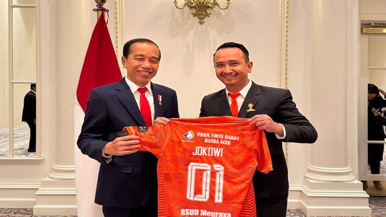 Manajer Persiraja Banda Aceh Gidong saat menyerahkan jersey kepada Presiden Jokowi, di Amerika, Selasa (14/11/2023) (ANTARA/HO/Persiraja)