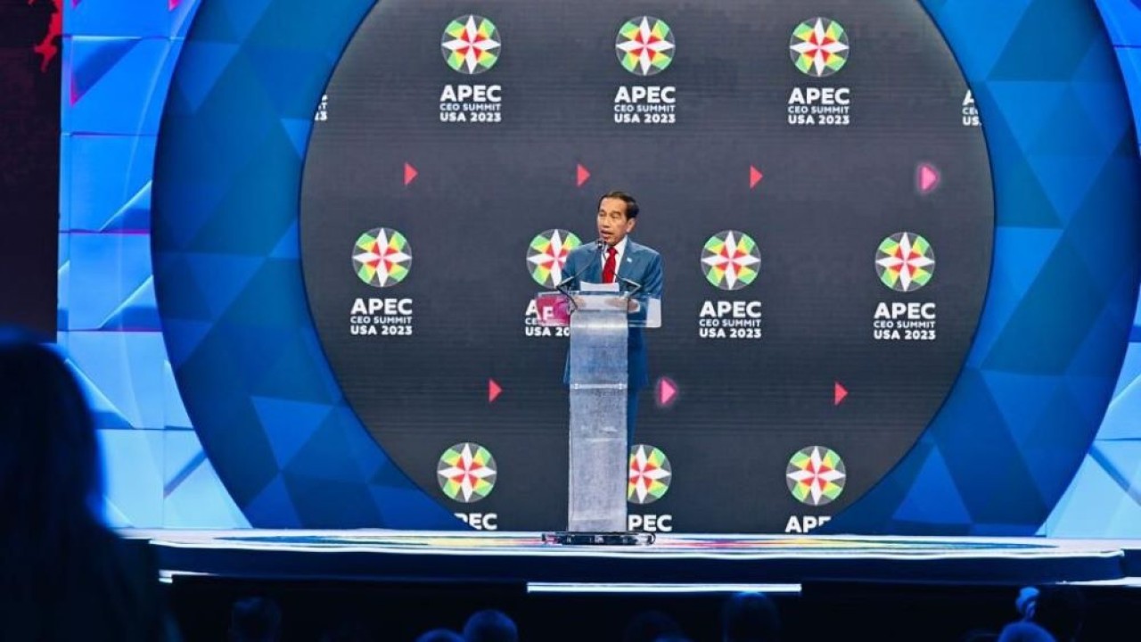 Presiden Jokowi berbicara dalam APEC CEO Summit, di Main Ballroom, Moscone West, San Francisco, AS, Kamis (16/11/2023). (BPMI Setpres)