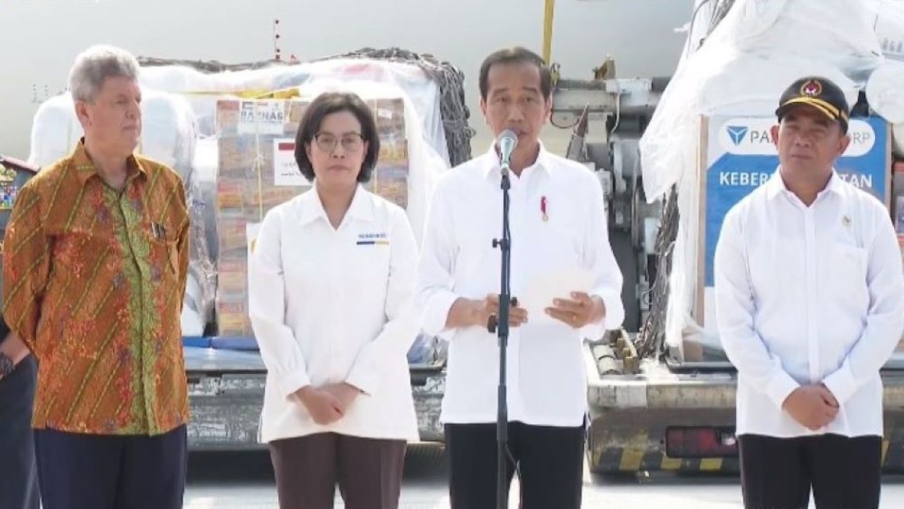 Presiden Jokowi melepas bantuan kemanusiaan tahap ke-2 untuk masyarakat Palestina di Gaza. (TGH/UN)