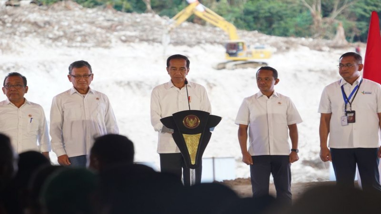 Presiden Jokowi (tengah) didampingi Menteri Investasi/Kepala BKPM Bahlil Lahadalia (kedua kanan) dan Menteri ESDM Arifin Tasrif (kedua kiri) dalam groundbreaking Kawasan Industri Pupuk Fakfak di Distrik Arguni, Kabupaten Fakfak, Papua Barat, Kamis (23/11/2023. ANTARA/HO Kementerian Investasi/BKPM.