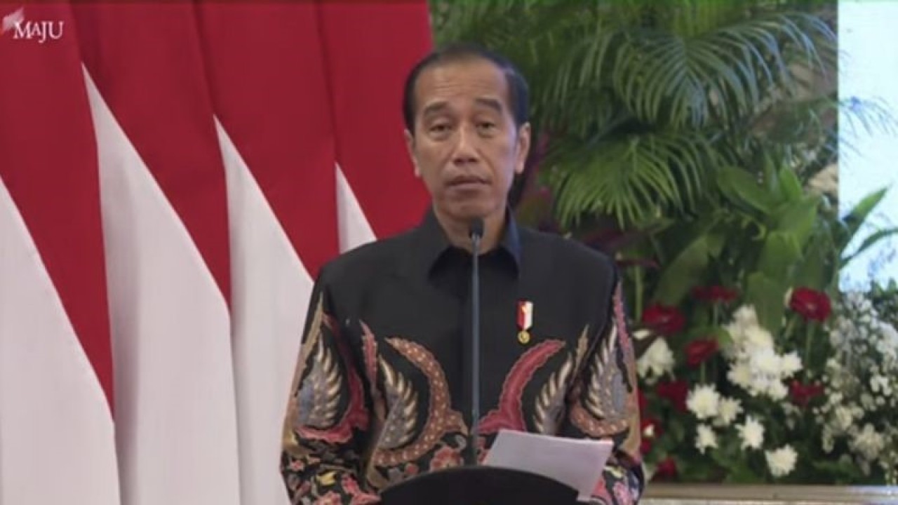 Presiden RI Joko Widodo saat berpidato dalam agenda penyerahan Daftar Isian Pelaksanaan Anggaran (DIPA) dan Daftar Alokasi Transfer ke Daerah (TKD) Tahun Anggaran 2024 kepada perwakilan pejabat kementerian/lembaga dan pemerintah daerah, di Istana Negara Jakarta, Rabu (29/11/2023). ANTARA/Andi Firdaus.