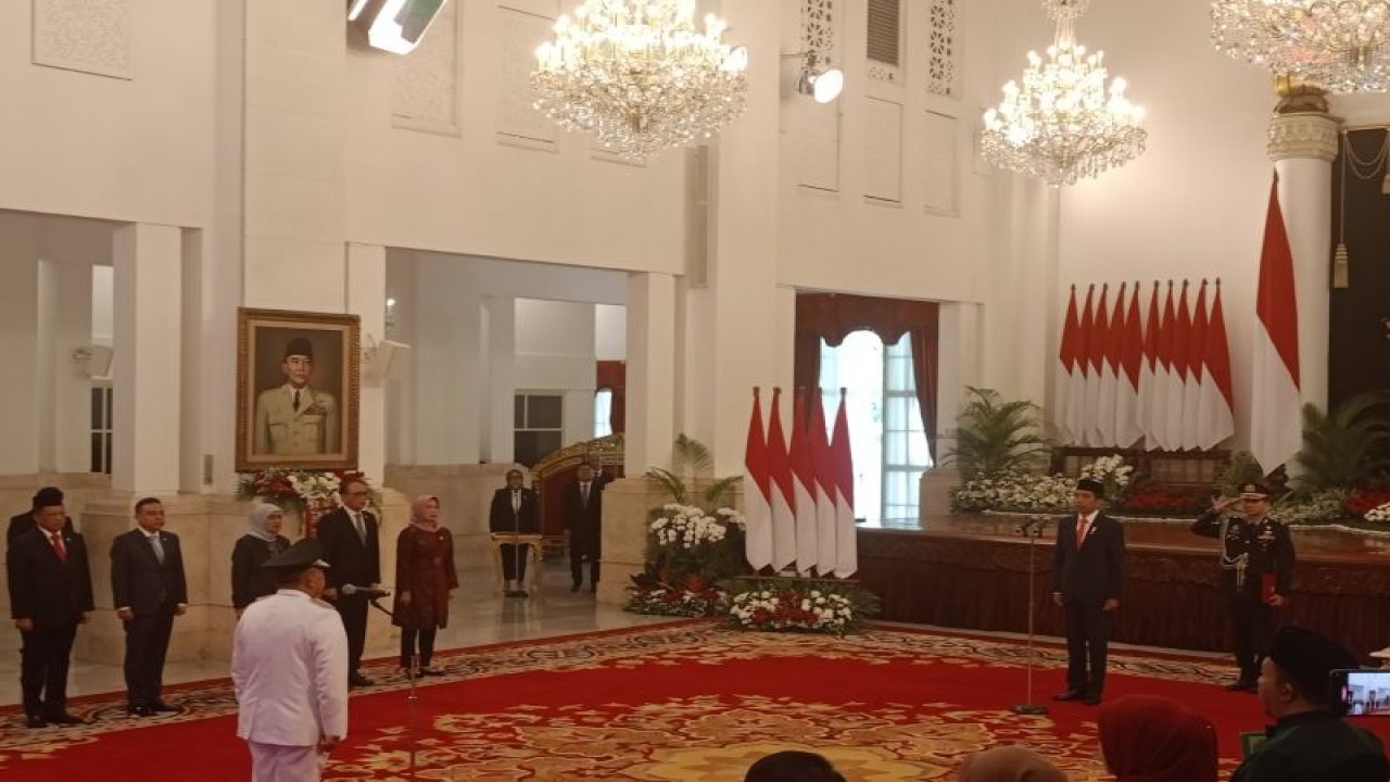 Presiden Joko Widodo melantik Edy Natar sebagai Gubernur Riau di Istana Negara, Jakarta, Senin (27/11/2023). ANTARA/Rangga Pandu Asmara Jingga.