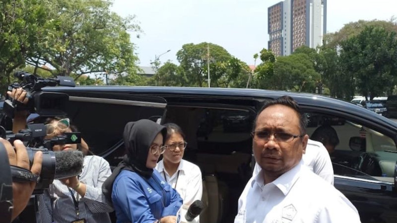 Menteri Agama Yaqut Cholil Qoumas memberikan keterangan setelah diterima Presiden Jokowi di Kompleks Istana Kepresidenan, Jakarta, Senin (6/11/2023). ANTARA/Indra Arief Pribadi