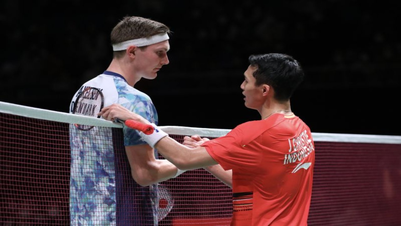 Langkah pebulu tangkis tunggal putra Indonesia, Jonatan Christie (kanan), pada turnamen Kumamoto Masters 2023 terhenti pada babak perempat final setelah dikalahkan Viktor Axelsen (Denmark) dengan skor akhir 21-15, 18-21, 9-21, Jumat. (ANTARA/HO-PP PBSI)