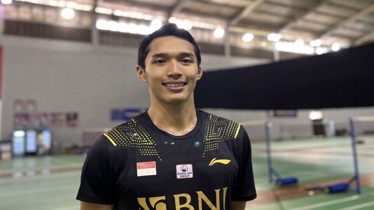 Atlet bulu tangkis tunggal putra Indonesia Jonatan Christie saat ditemui wartawan di Pelatnas PP PBSI Cipayung, Jakarta Timur, Rabu (8/11/2023). (ANTARA/Arnidhya Nur Zhafira)
