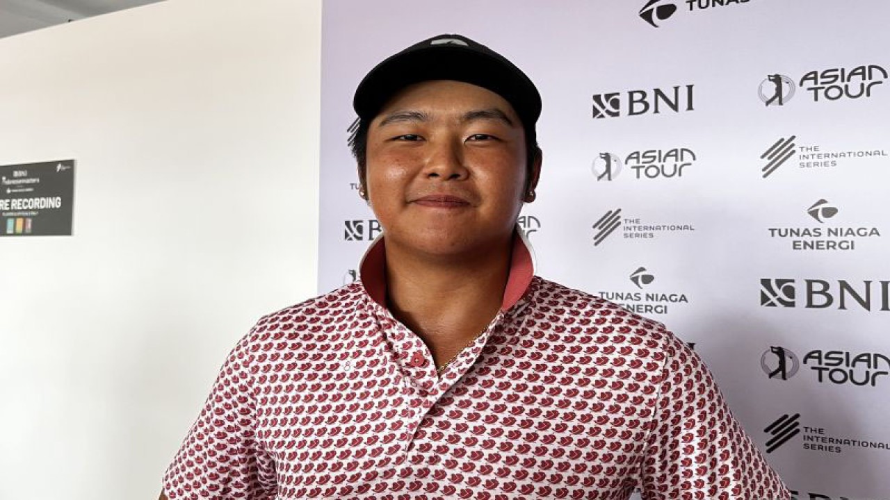 Pegolf Indonesia Jonathan Wijono saat ditemui pewarta setelah sesi wawancara singkat turnamen BNI Indonesian Masters 2023 yang digelar di Royale Jakarta Golf Club, Jakarta Timur, Sabtu (18/11/2023). (ANTARA/Arnidhya Nur Zhafira)