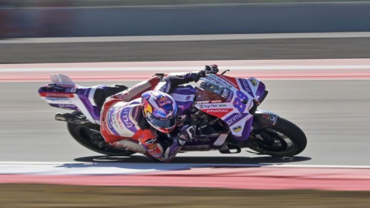 Pembalap Prima Pramac Racing Jorge Martin memacu motornya saat sprint race MotoGP Mandalika 2023 di Pertamina Mandalika International Street Circuit, Lombok Tengah, NTB, Sabtu (14/10/2023). (ANTARA FOTO/Ahmad Subaidi/hp)